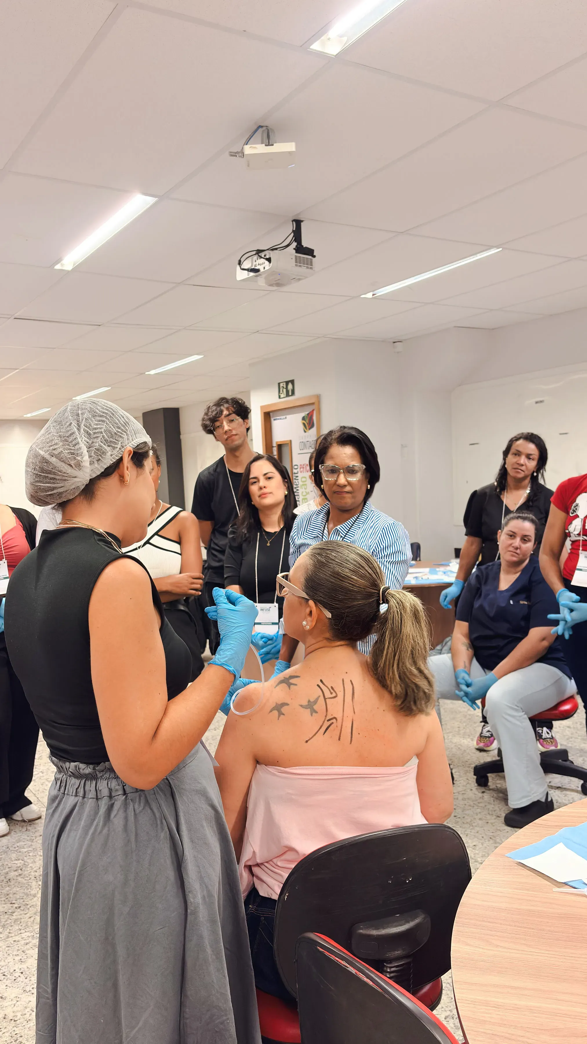 Raquel Eustáquia ensinando técnica subcutânea
