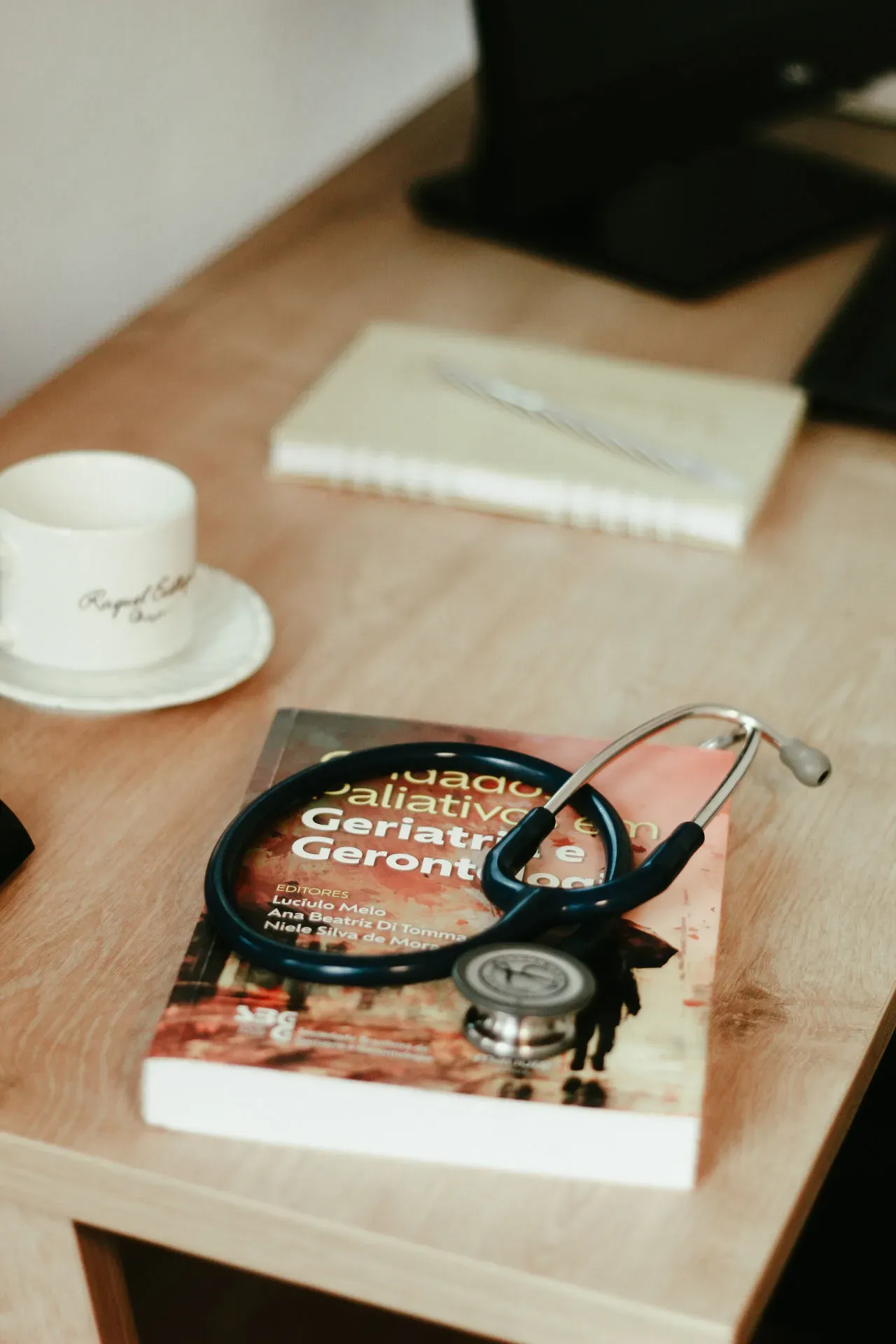 Estetoscópio e livro sobre mesa do consultório