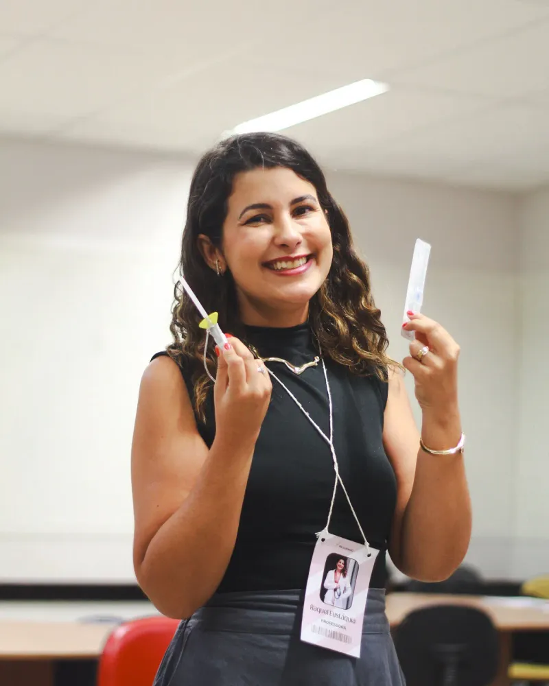 Raquel Eustáquia demonstrando hipodermóclise em sala de aula